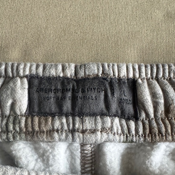 Abercrombie & Fitch Camouflage Fleece Shorts - Large - Picture 3 of 5